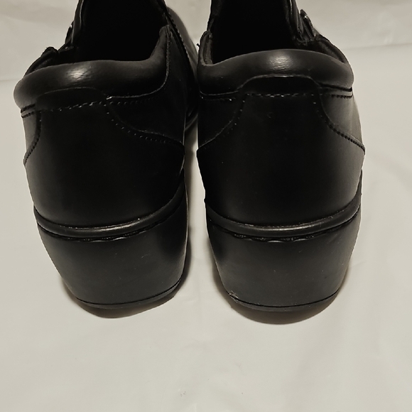 Clarks Women's Black Leather Flats with Button Detail - Picture 4 of 7
